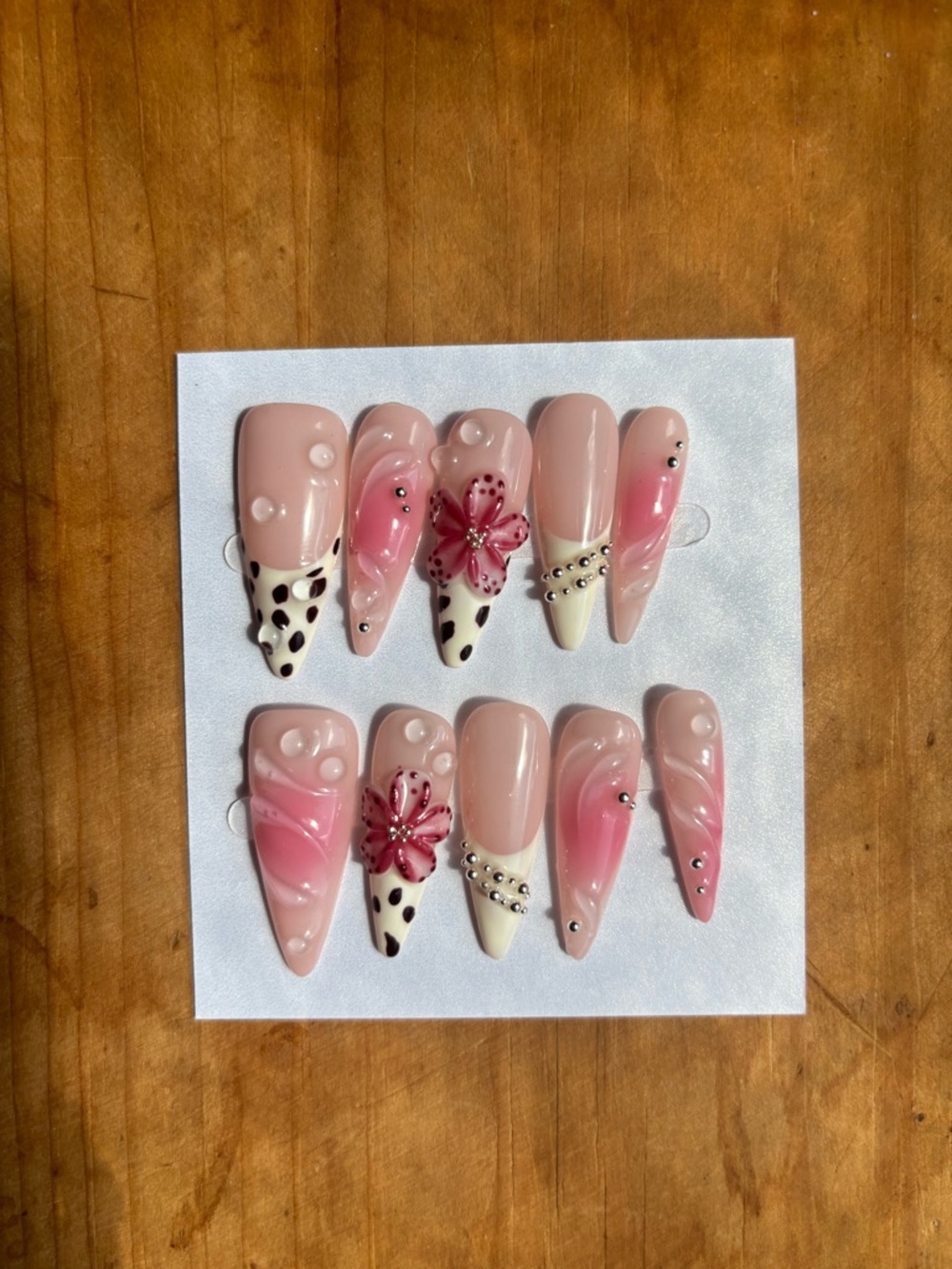 Press-On Nail Set 🩷🖤